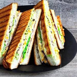 Bread omelette chicken mayo sanwich