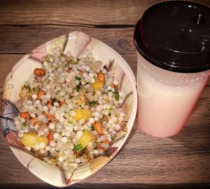 Sabudana khichdi +dahi,