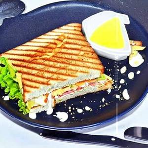 Egg chicken lays mayo sandwich