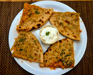 Gobi Paratha With Curd