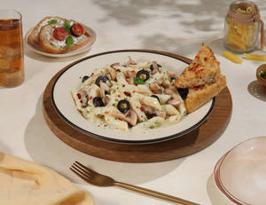 Olive & Mushroom Alfredo Pasta [White Sauce]