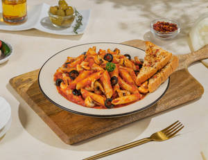 Mushroom Olive Arrabiata Pasta [Red Sauce]