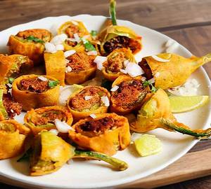 Cut mirchi bajji