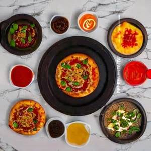 Chilli Garlic Veggies Pizza