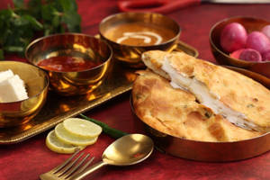 Malai Kulcha Served With White Butter, Dal Makhani & Tomato Murabba