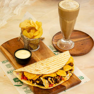 Veg Grilled Porotta Roll With Chips And Beverage