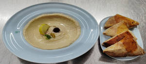 Mediterranean Hummus With Pita Bread