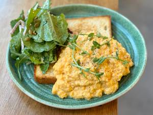 Eggs Fondue (Custardy Scrambled Eggs)
