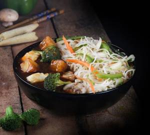 Veg Hakka Noodles with Exotic veggies in Hunan Sauce