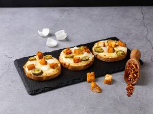 Chicken Tikka & Red Paprika Garlic Bread