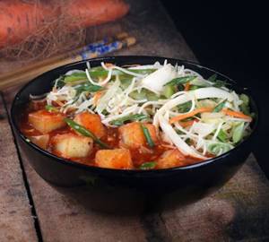 Hakka Noodles & Hot pepper paneer sauce