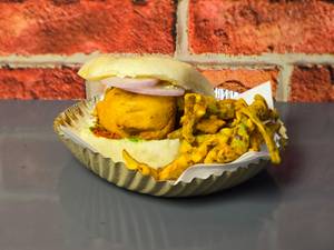 Onion vada pav