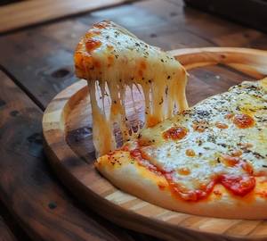 Doule cheese queen marghrita pizza