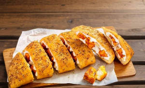 Paneer Tikka Makhani Stuffed Garlic Bread