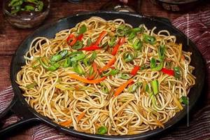 Chilli Garlic Hakka Noodles 
