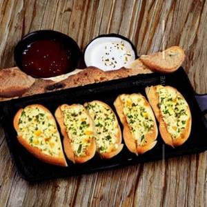 Classic garlic bread                                           