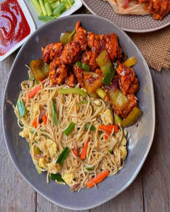 Hakka Noodles With Chicken In Hot And Garlic Sauce