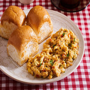 Egg Akuri With Grilled Butter Pav
