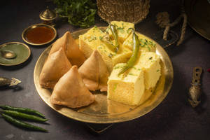 4 Pcs Samosa + Dhokla (250 Grams)