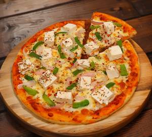 Panner, onion and capsicum pizza