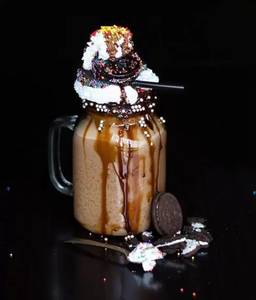 Freak Shake with Oreo Kitkat Ice Cream[serves 1]