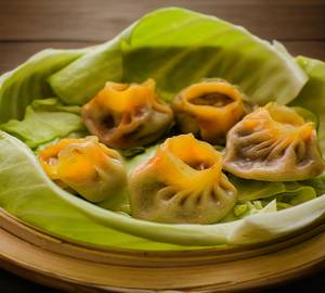 Schezwan Chicken Momos [5pcs]