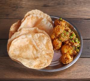 5 poori with matar aloo ki sabzi