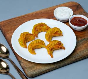 Fried corn and cheese momos