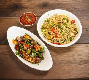 Paneer Chilli 5 Pcs + Veg Hakka Noodles (650 Ml)