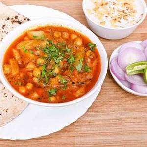 Masala Chole 250Ml With 2 butter Tawa Roti..