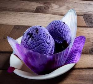 1 scope ice cream with dry fruits black currant
