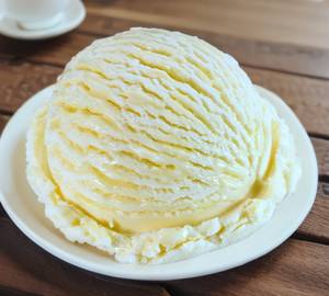 Vanilla 1 Scope ice cream with dry fruits 