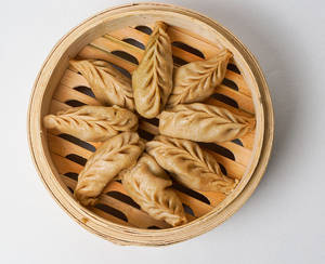 Schezwan Chicken Dumpling [8 Pieces]