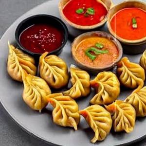 Crunchy veg cheesy momos