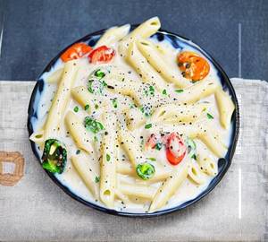 White sauce cheese pasta