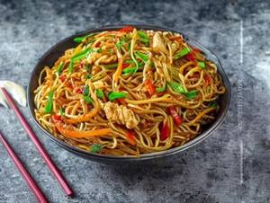 Chilli Garlic Noodles (Chicken)
