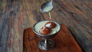 Gulab Jamun With Rabdi (2 Pcs)