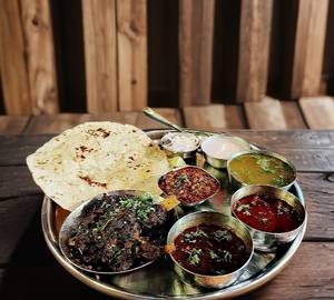 Special Kala Masala Chicken Thali