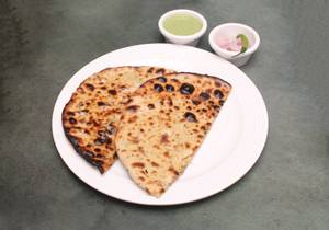 Gobhi Paratha with curd & pickle