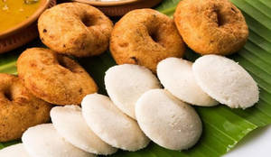 4 Pc Idli+ 4 Pc Medu Wada + Chutney + Samabar (home Consumption Only)