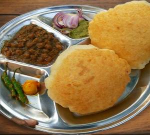 Chhole Bhature (4 Pcs)