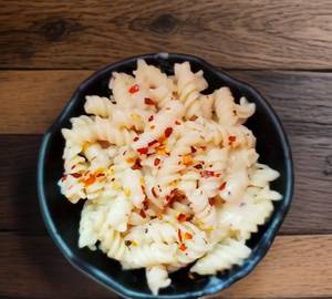 Roasted Bellpepper Pasta In White Sauce