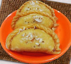Gujiya (Karanji)