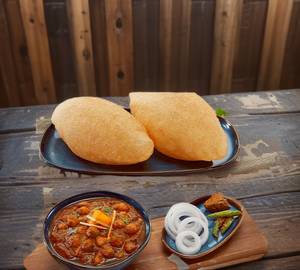 Chole bhature [2 bhature]