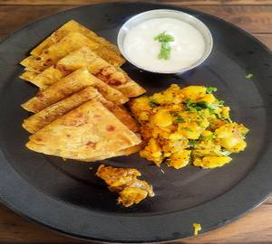 Thepla [4 pieces] with dahi and achar