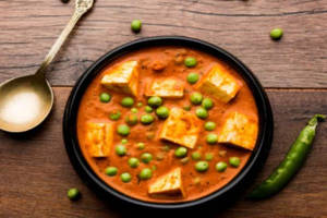 Mutter Paneer And 4 Pcs Puri