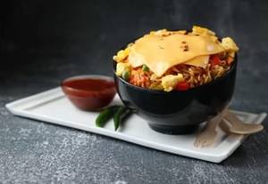 Cheesy Maggi With Egg & Veggies