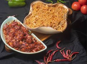 Noodles and chilli paneer