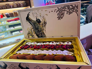 Jumbo Gold Sweet Box