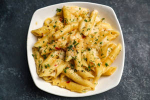 Penne Pasta In Cheesy White Sauce